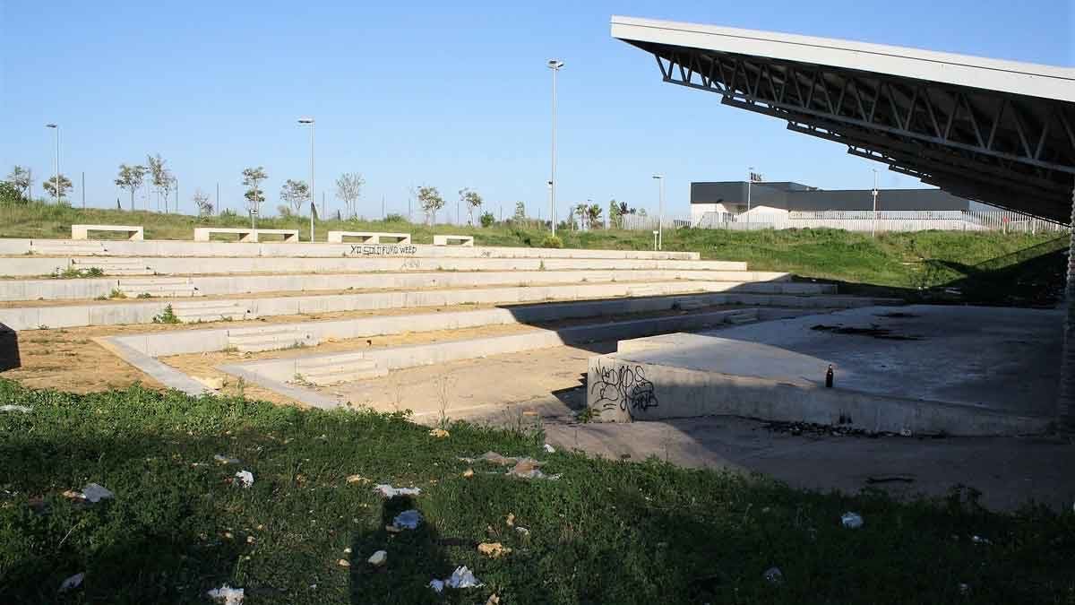 El auditorio que Sevilla construyó, nunca inauguró y dejó saquear: la historia olvidada del Higuerón Sur