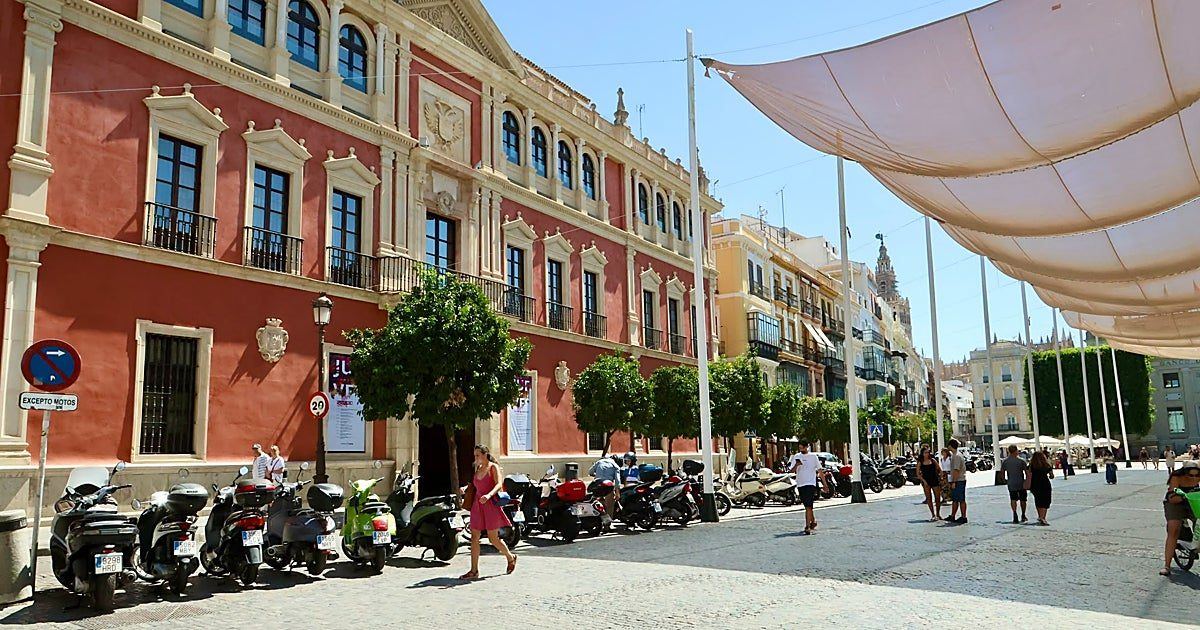 Sevilla quiere sacar las motos de las aceras del Centro con aparcamientos subterráneos a precio simbólico