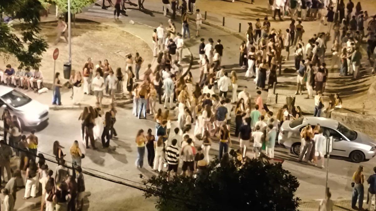 El sur de Sevilla, sin dormir: botellones masivos colapsan La Palmera cada noche