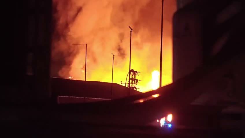 Casi treinta bomberos sofocan un gran incendio en un almacén de madera de Alcalá de Guadaíra tras horas de duro trabajo