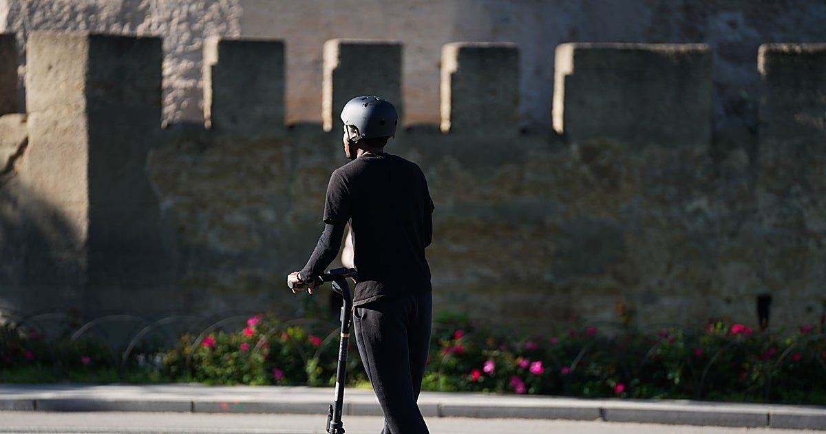 El TSJA avala que el atropello de una trabajadora en patinete eléctrico sea accidente laboral pese a saltarse el semáforo en