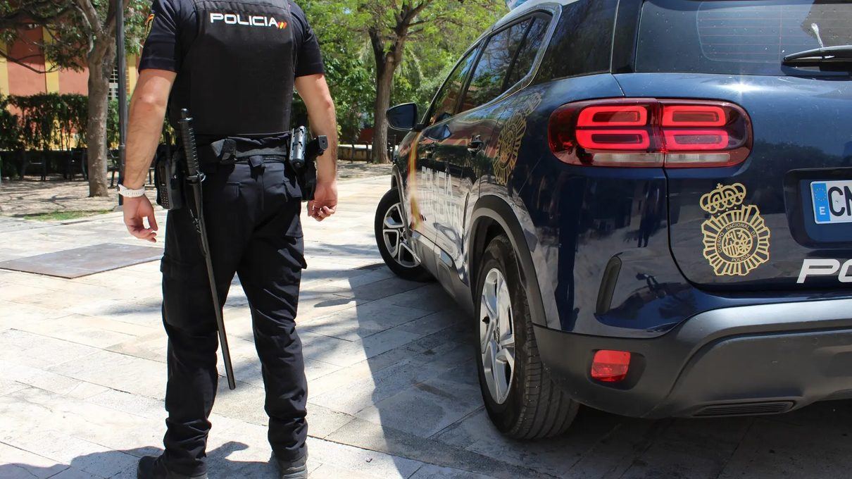 Un pirómano con más de veinte antecedentes siembra el caos en tres barrios de Sevilla y acaba detenido en Granada