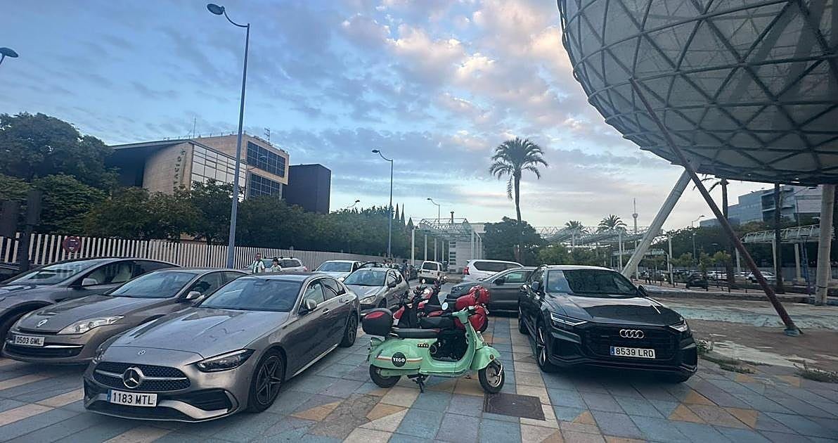 El caos del aparcamiento vuelve a la Cartuja: coches en las aceras y parkings vacíos a dos kilómetros del estadio