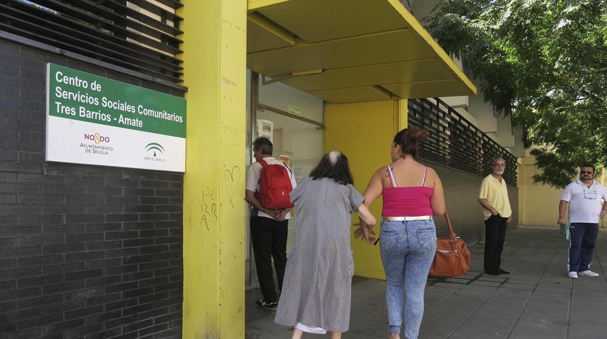 Tres niños solos, llorando de hambre y entre cucarachas mientras sus padres bebían en la calle
