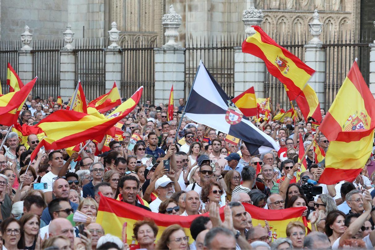 Toledo llena su plaza del Ayuntamiento con más de 5.000 personas en un tenso acto de apoyo a Ceuta