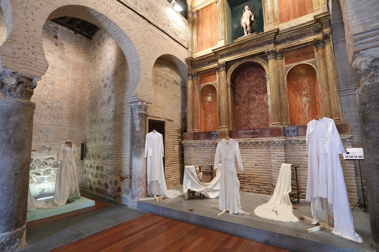 Toledo viste de blanco su memoria: treinta vestidos de novia abren sus historias al público en la Iglesia de San Sebastián