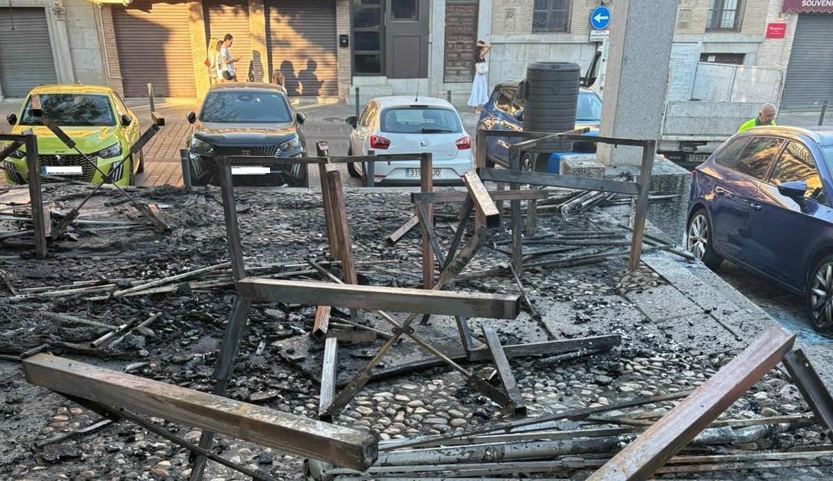 Las llamas arrasan la terraza de un bar en la judería de Toledo y alcanzan dos coches en plena madrugada