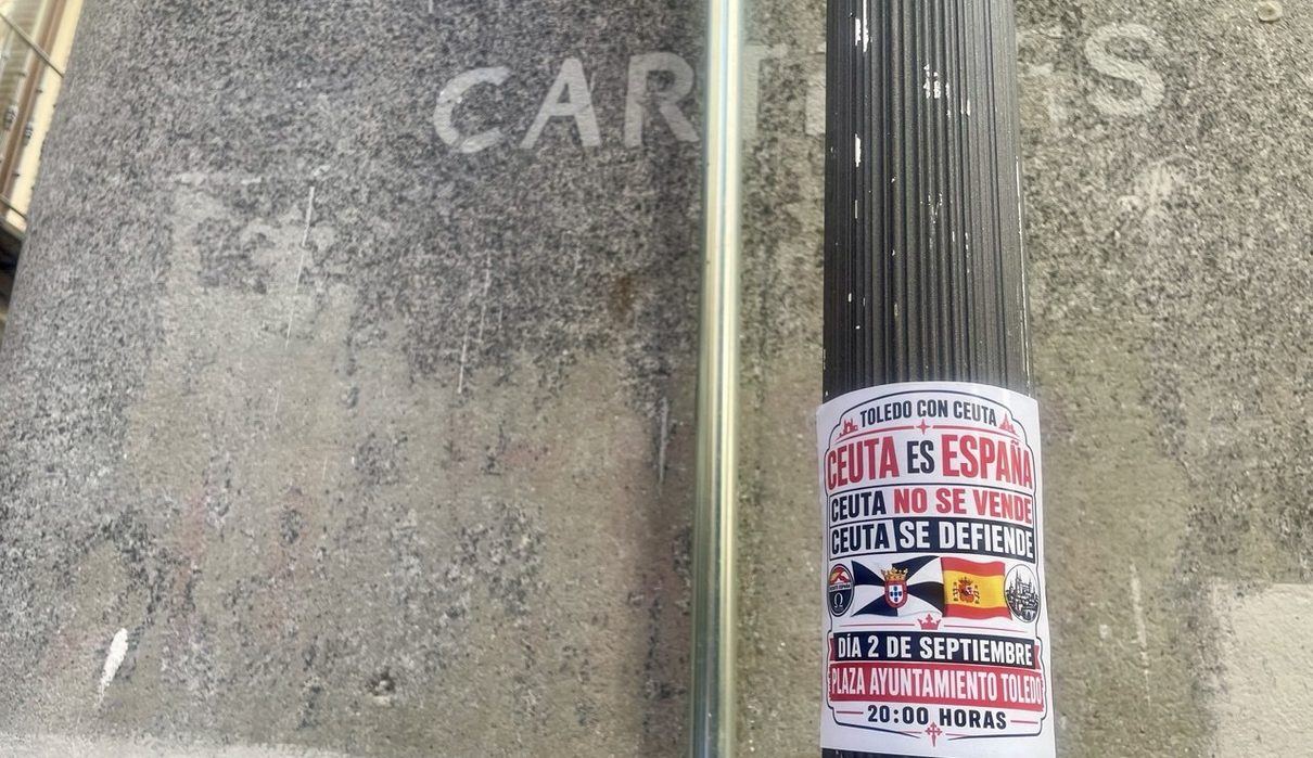 Pegatinas de extrema derecha con cruces medievales y simbolismo castrense inundan Toledo para convocar la concentración de es