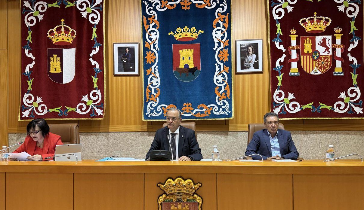 El pleno de Talavera aprueba por unanimidad la suspensión de licencias de biometano entre acusaciones al alcalde de haber men