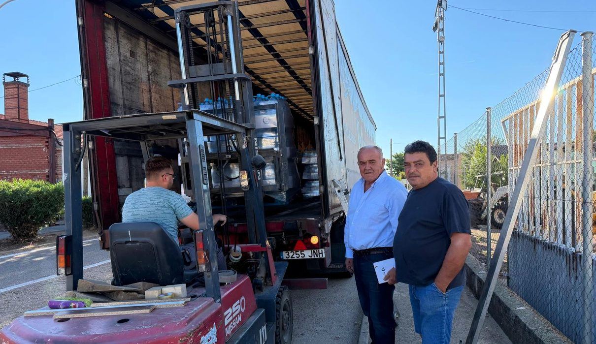Casi 20.000 litros de agua repartidos entre ocho pueblos toledanos que llevan semanas sin suministro estable