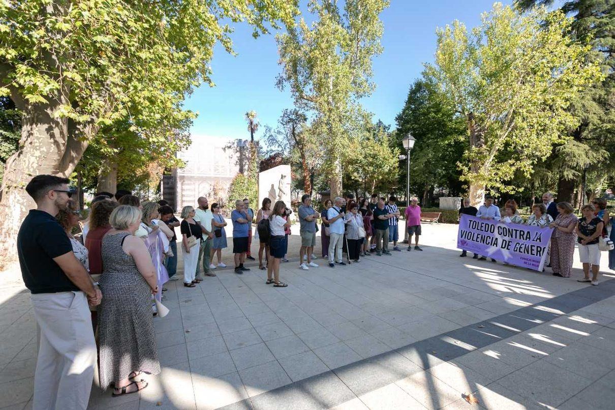 La oposición aprovecha la concentración mensual contra la violencia machista para exigir al Ayuntamiento de Toledo que desblo