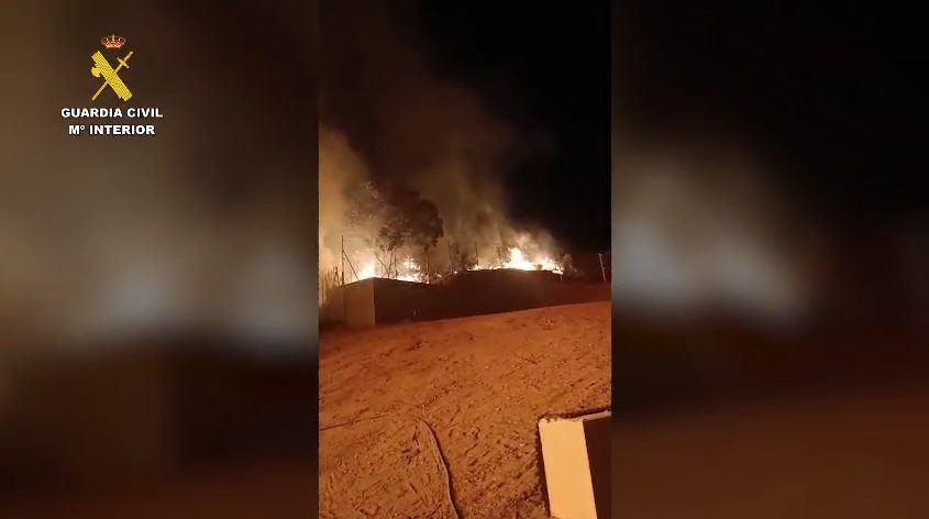Un robo a punta de pistola desata una espiral de violencia en Calalberche: incendio, tiroteo y cinco familias sin hogar