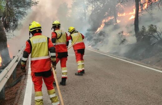 El incendio de Tuéjar arrasa 690 hectáreas, obliga a evacuar un camping y deja dos bomberos heridos