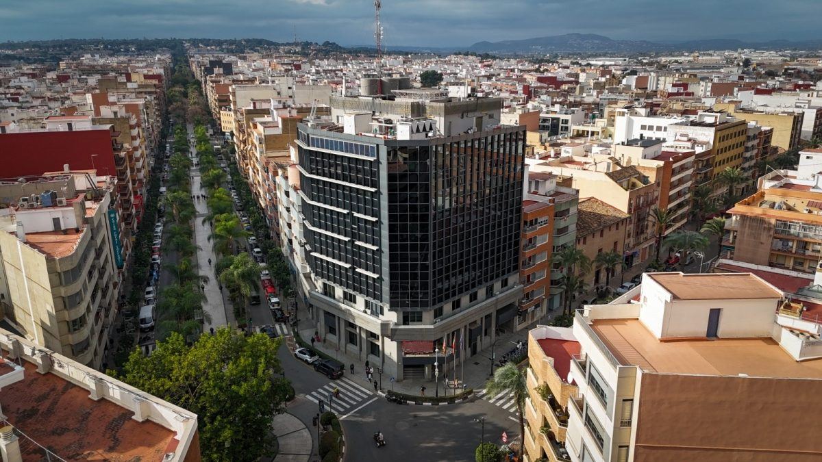Torrent abre una investigación tras detectarse una tarjeta de aparcamiento municipal caducada vinculada a un exedil del PP
