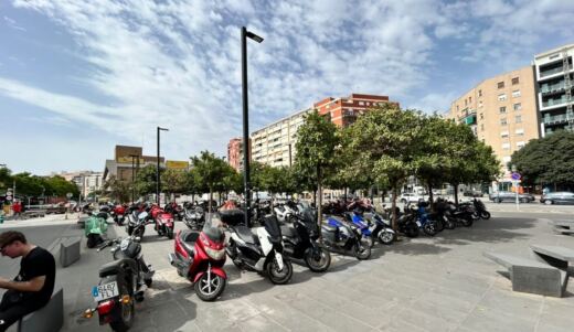 Compromís lleva al pleno su batalla por las calles de València: accesibilidad rota, motos en las aceras y obras mal ejecutada