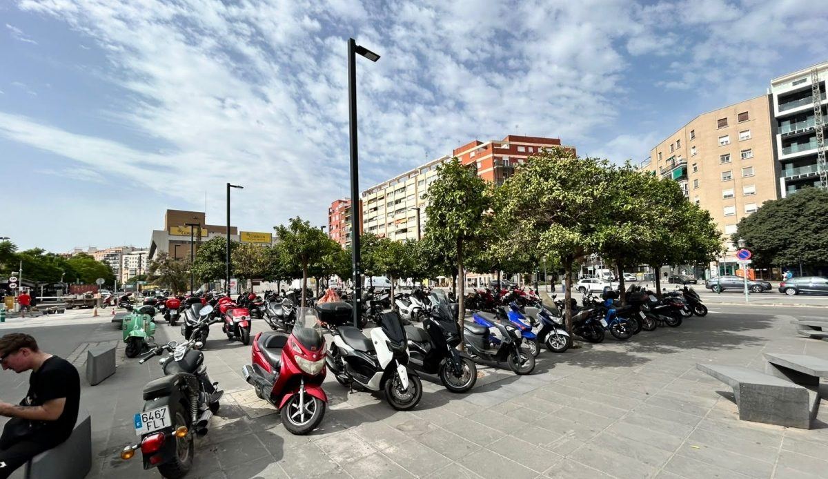 Compromís lleva al pleno su batalla por las calles de València: accesibilidad rota, motos en las aceras y obras mal ejecutada