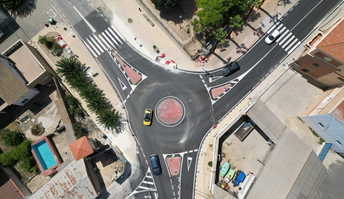 Godelleta estrena glorieta en la CV-424 para ganar seguridad vial y proteger los accesos al colegio del municipio