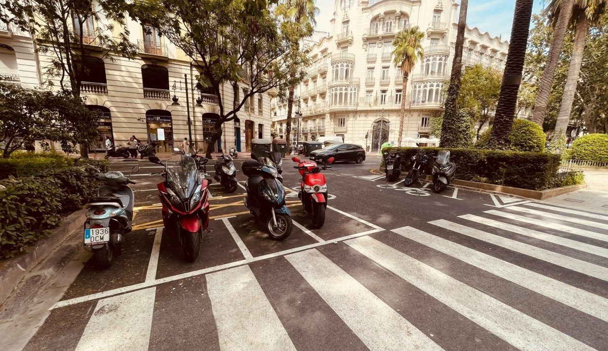 Las motos vuelven a las aceras de Colón pese a la millonaria reforma: el Ayuntamiento defiende 200 nuevas plazas en calles ce