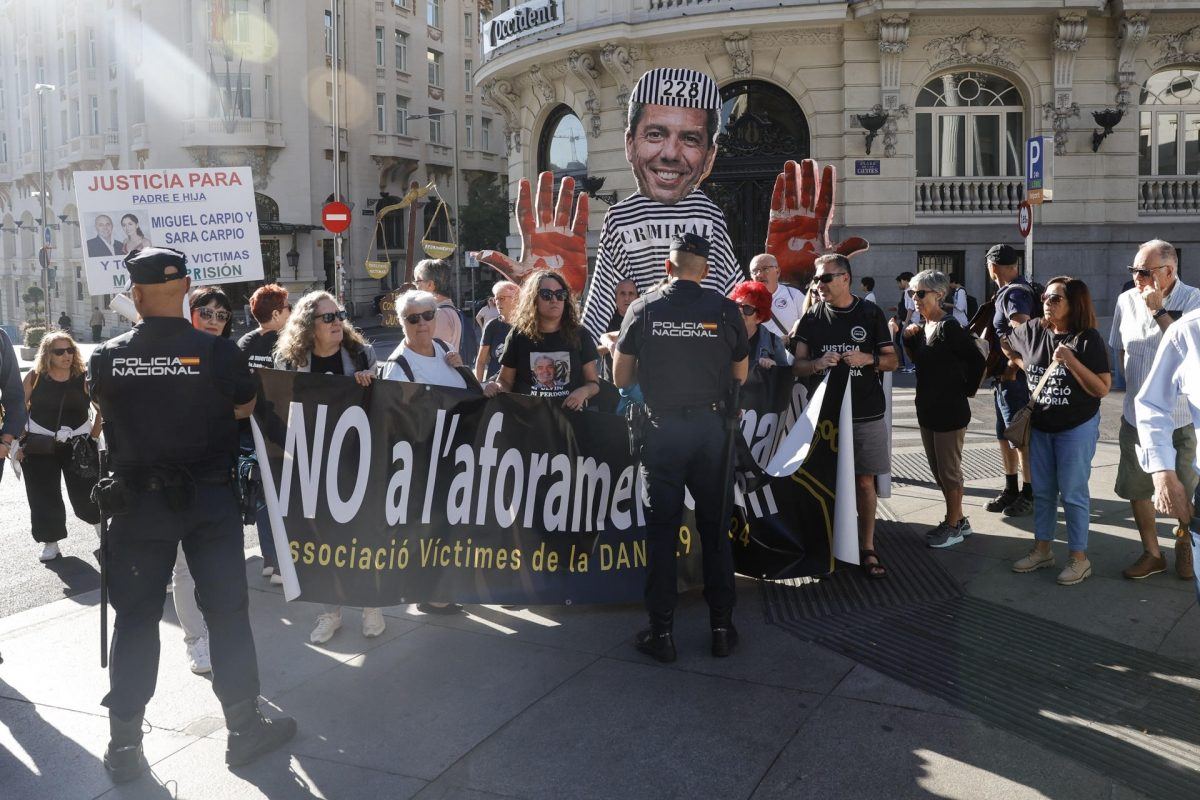 Víctimas de la Dana se plantan ante el Congreso exigiendo prisión para Mazón en su segunda comparecencia