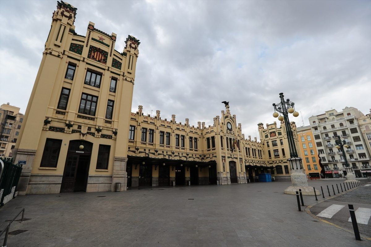 Un fallo eléctrico en la Estació del Nord paraliza durante horas el servicio de Cercanías en Valencia