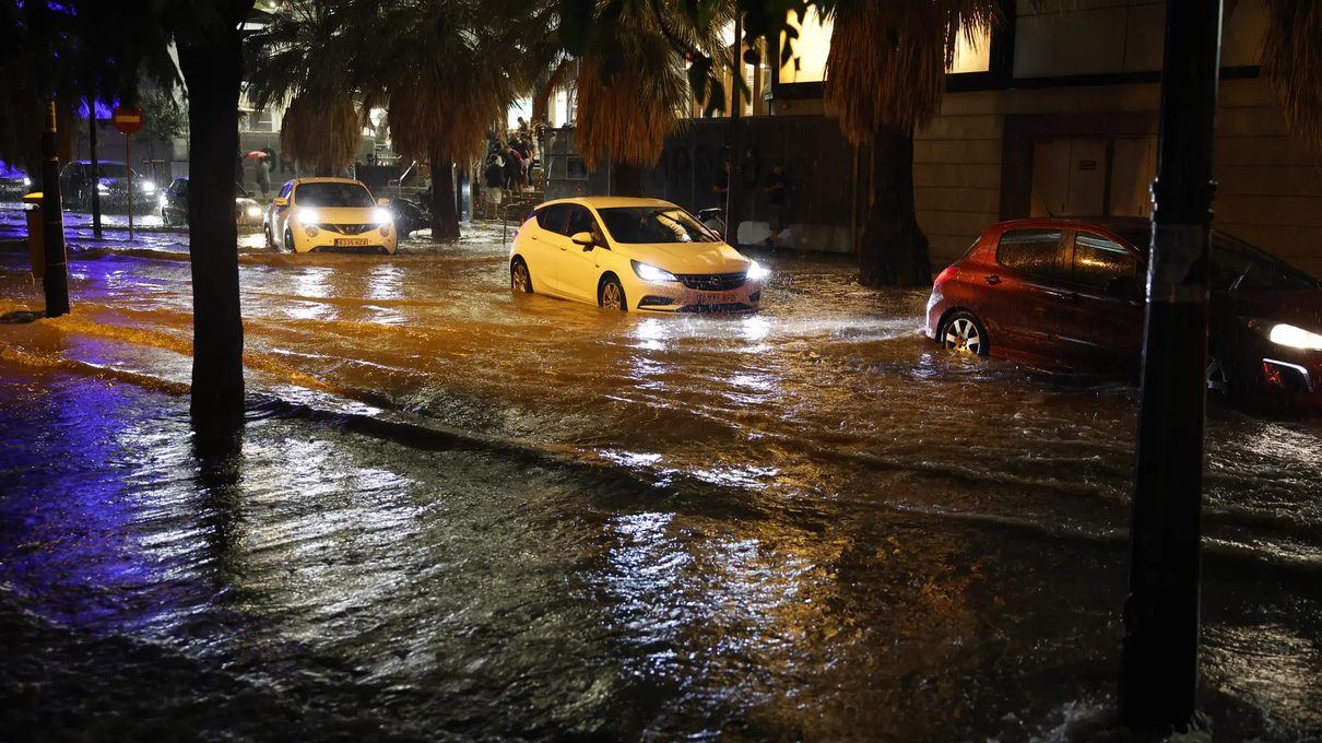 Valencia vuelve a vivir una noche de terror bajo el agua: calles anegadas, metro cortado y colegios cerrados