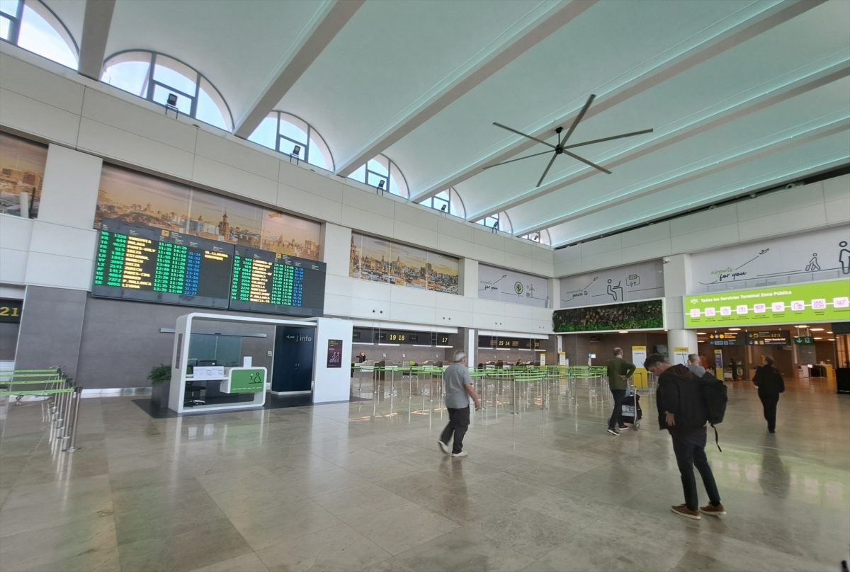 Valencia recupera pulso tras las lluvias: el aeropuerto de Manises reabre y el metro regresa a las vías con dificultades
