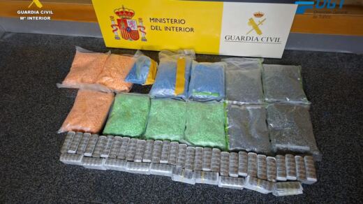La Guardia Civil descubre más de 40.000 pastillas ocultas en un coche parado en el arcén de la A-7 a su paso por Bétera