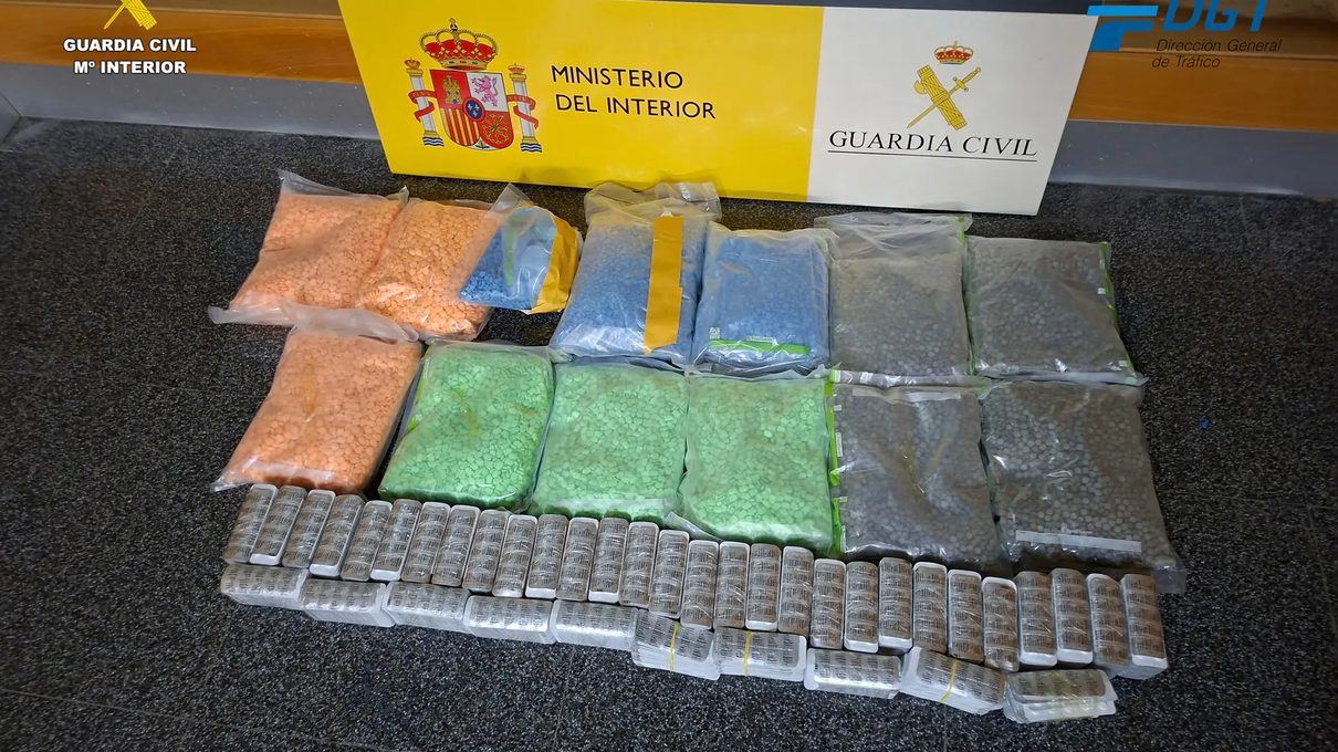 La Guardia Civil descubre más de 40.000 pastillas ocultas en un coche parado en el arcén de la A-7 a su paso por Bétera