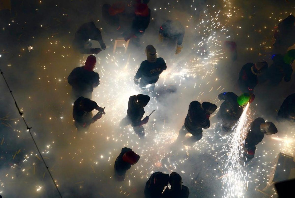 Paterna vive una noche de fuego y pólvora histórica con más de 70.000 cohetes y 20 heridos leves