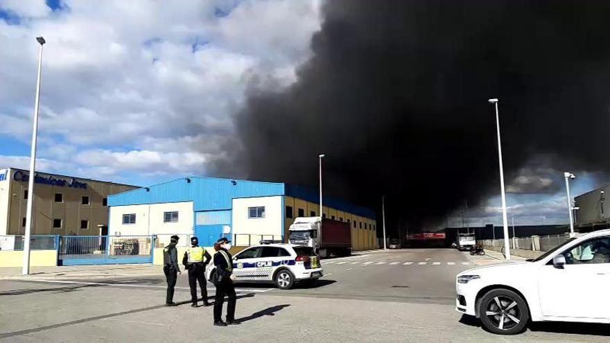 Cuatro coches quemados en el aparcamiento de Manises en un incendio nocturno que no alteró los vuelos