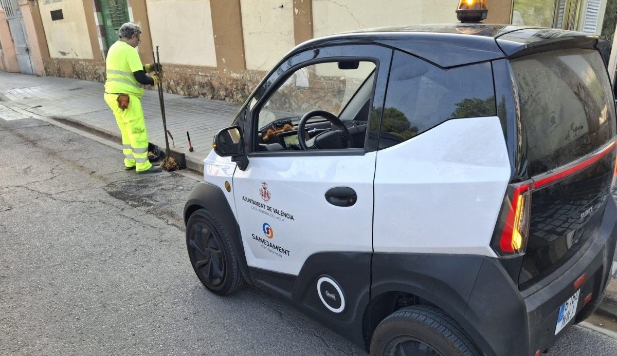 València prepara sus calles frente a las lluvias con la limpieza de casi 78.000 imbornales en verano