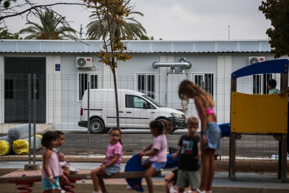 Dos años después de la Dana, cientos de niños valencianos siguen estudiando en barracones que nadie prometió que durarían tan