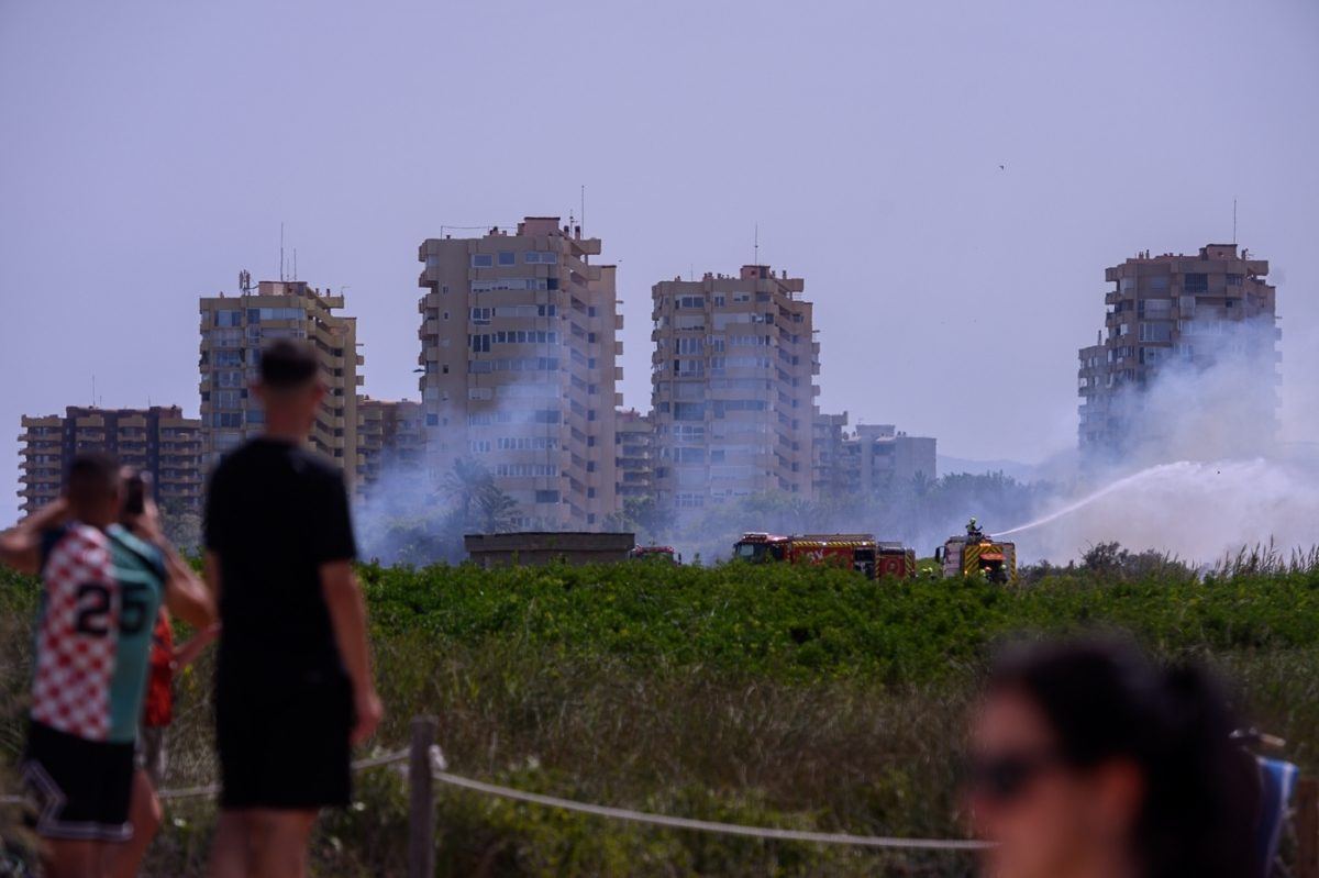 Los bomberos siguen luchando contra el fuego en El Saler una semana después del inicio del incendio