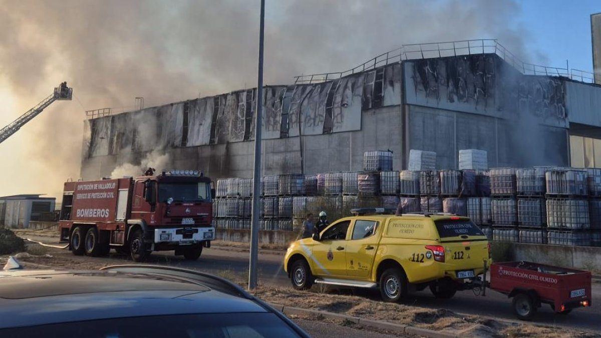 Las llamas devoran una nave industrial alimentaria en Olmedo sin dejar heridos