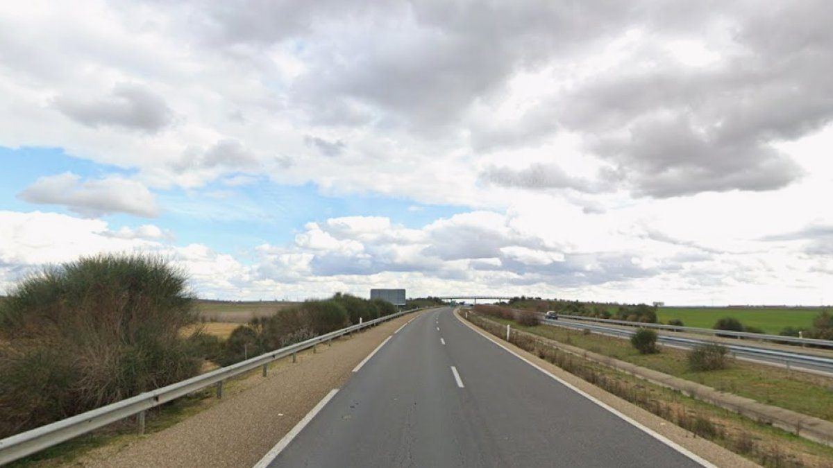Una conductora queda atrapada en su vehículo tras un vuelco en la Autovía del Duero a la altura de Pedrosa del Rey