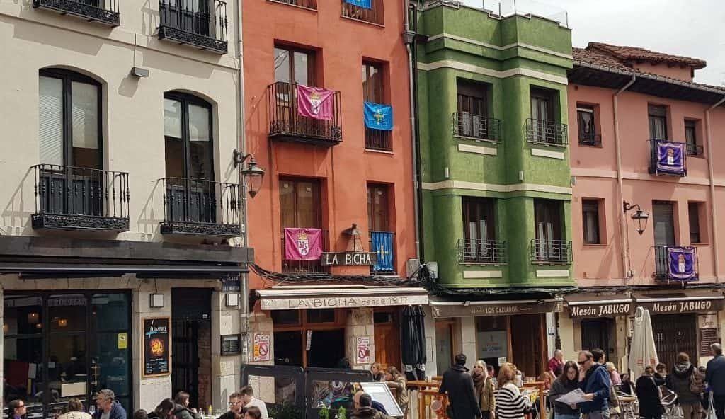Las Cortes de Castilla y León se van de gira itinerante y la primera parada acaba en los bares del Húmedo leonés