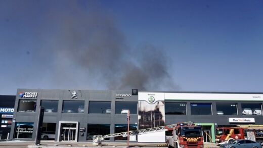 Cuatro dotaciones de bomberos sofocan el incendio que ha arrasado el tejado del concesionario Škoda de Zaratán
