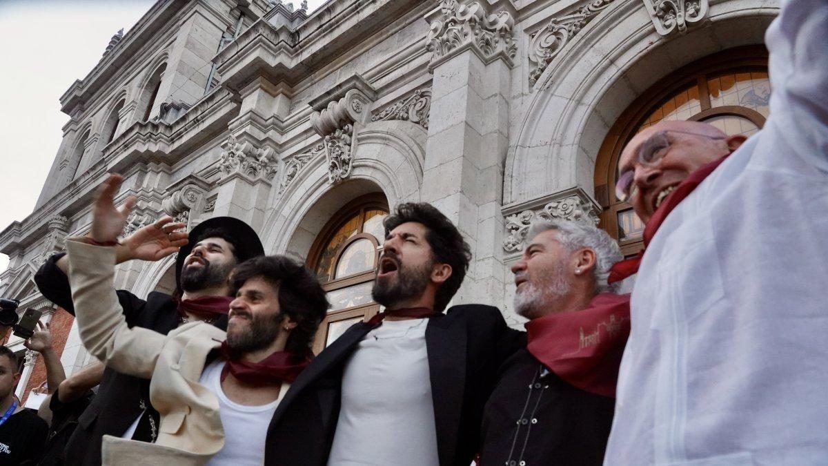 Siloé convierte la plaza Mayor en un abrazo colectivo para abrir las fiestas de la Virgen de San Lorenzo