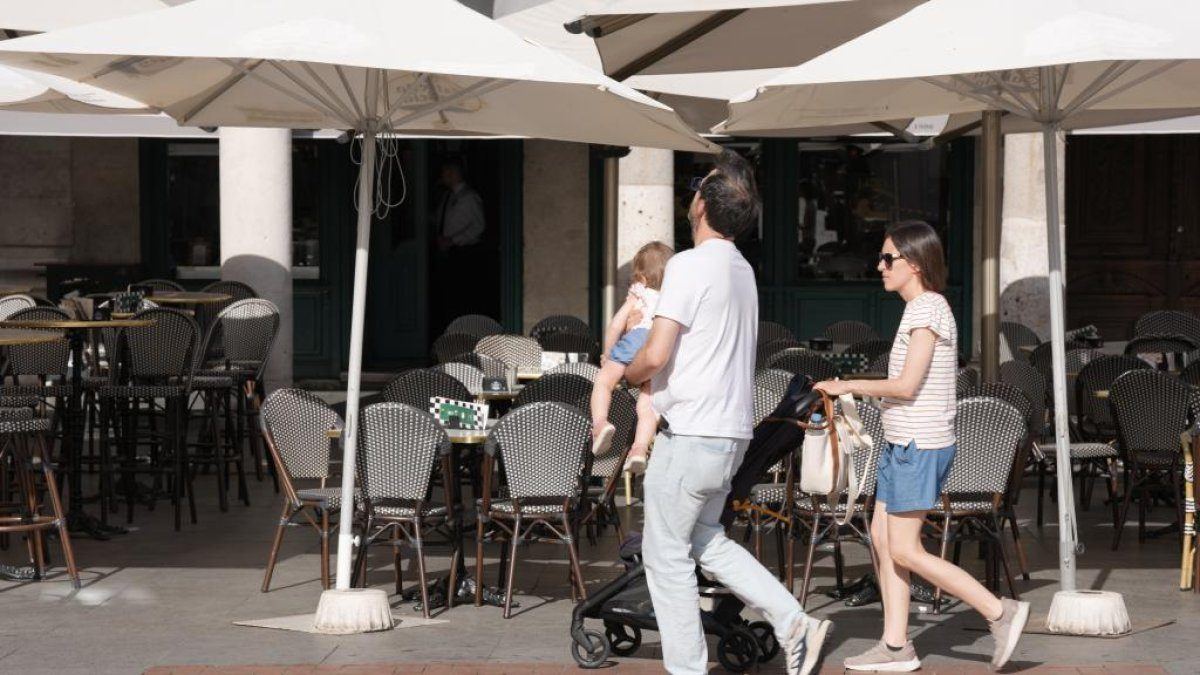 El Ayuntamiento de Valladolid advierte: las terrazas que no paguen sus tasas deberán recoger los veladores