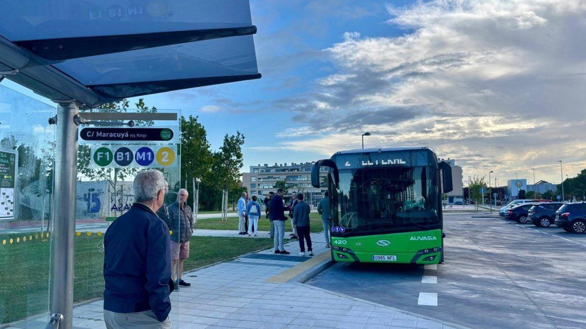 El barrio de El Peral estrena autobús: la línea 2 de Auvasa llega a una zona con miles de vecinos sin transporte directo al c