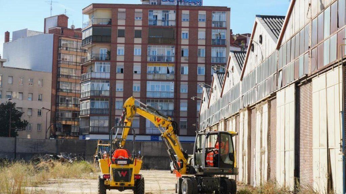 Los antiguos talleres de Renfe se transforman en un aparcamiento con 304 plazas para el barrio de Las Delicias