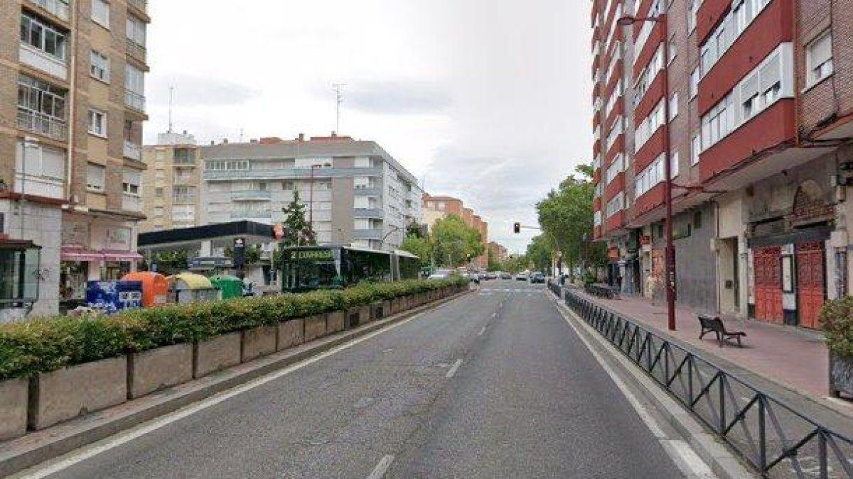 La avenida Palencia cierra un carril dos días seguidos por trabajos de mantenimiento en su mediana