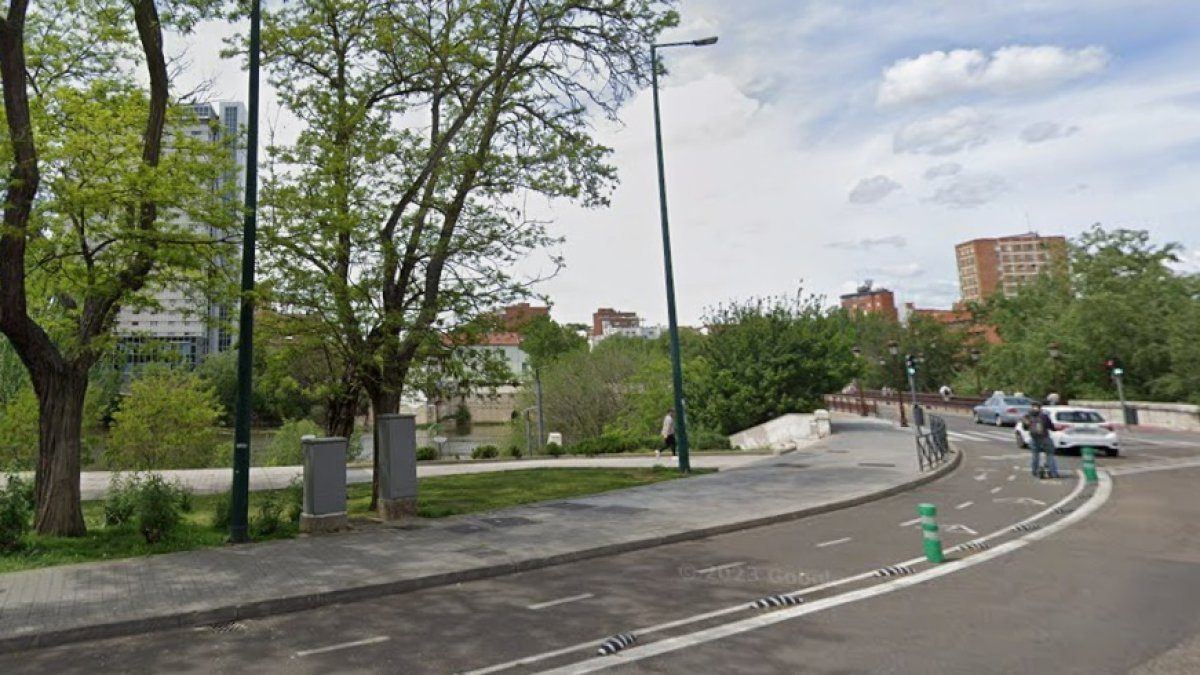 Agentes de la Policía Nacional salvan a un joven al borde del vacío en el Puente Mayor de Valladolid