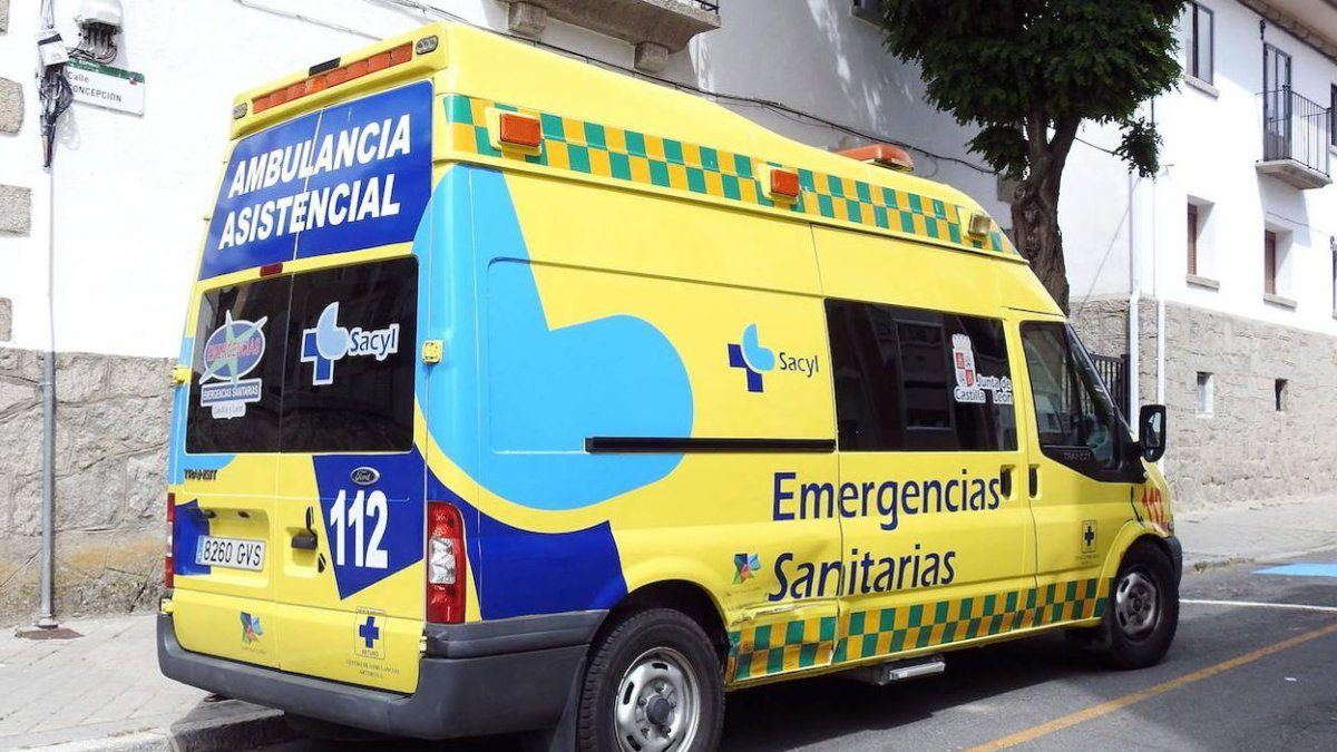 Un motorista de 60 años acaba en manos de los sanitarios tras ser golpeado por la puerta de un coche aparcado en Valladolid