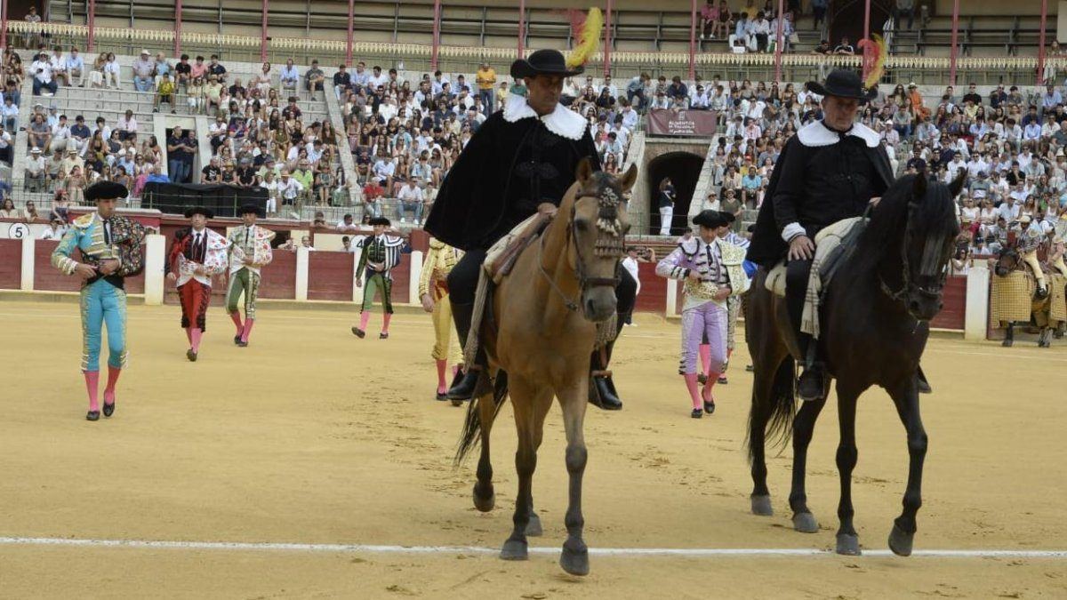 La Corrida de la Juventud abre los festejos taurinos de San Lorenzo con una oreja para Marco Pérez y la Puerta Grande para Ru
