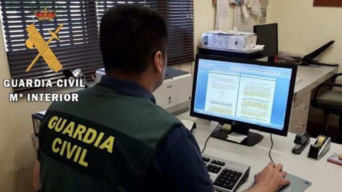 La Guardia Civil desmantela en Valladolid una red de ciberestafas que engañó a decenas de víctimas haciéndose pasar por su ba