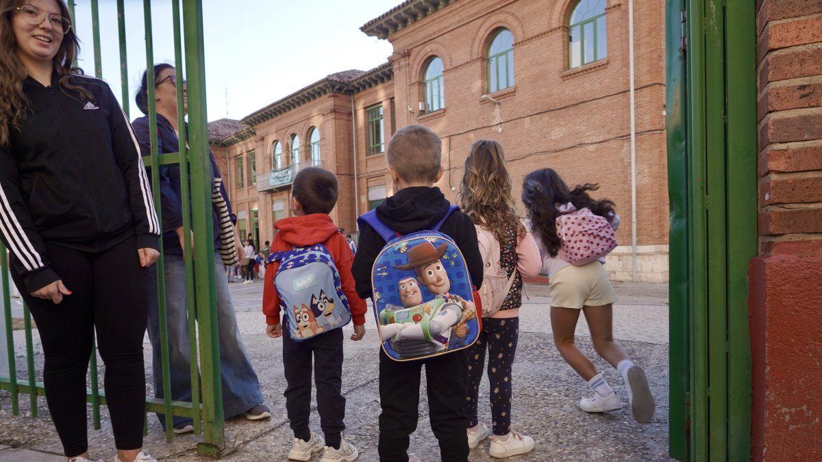 Mochilas, facturas y emociones: así viven las familias de Valladolid el regreso al colegio