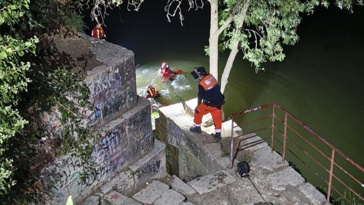 Los bomberos sacan del Pisuerga a un hombre en plena madrugada con signos de hipotermia