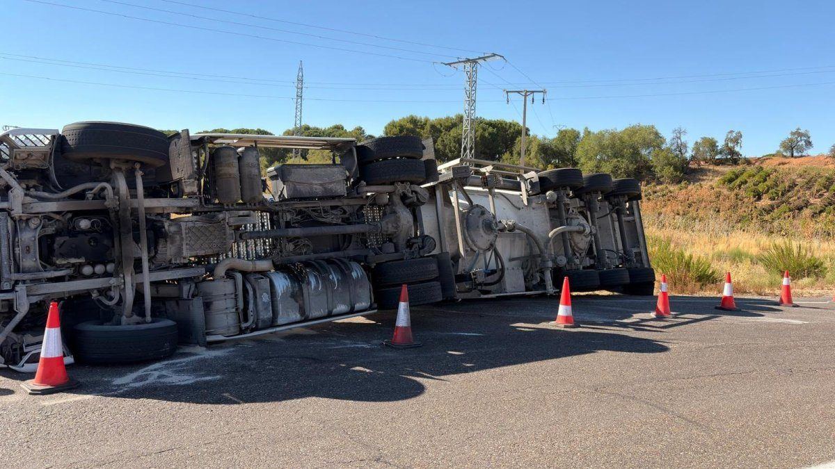 Un camionero de 50 años, herido y atrapado tras volcar su vehículo en una rotonda de Fuensaldaña