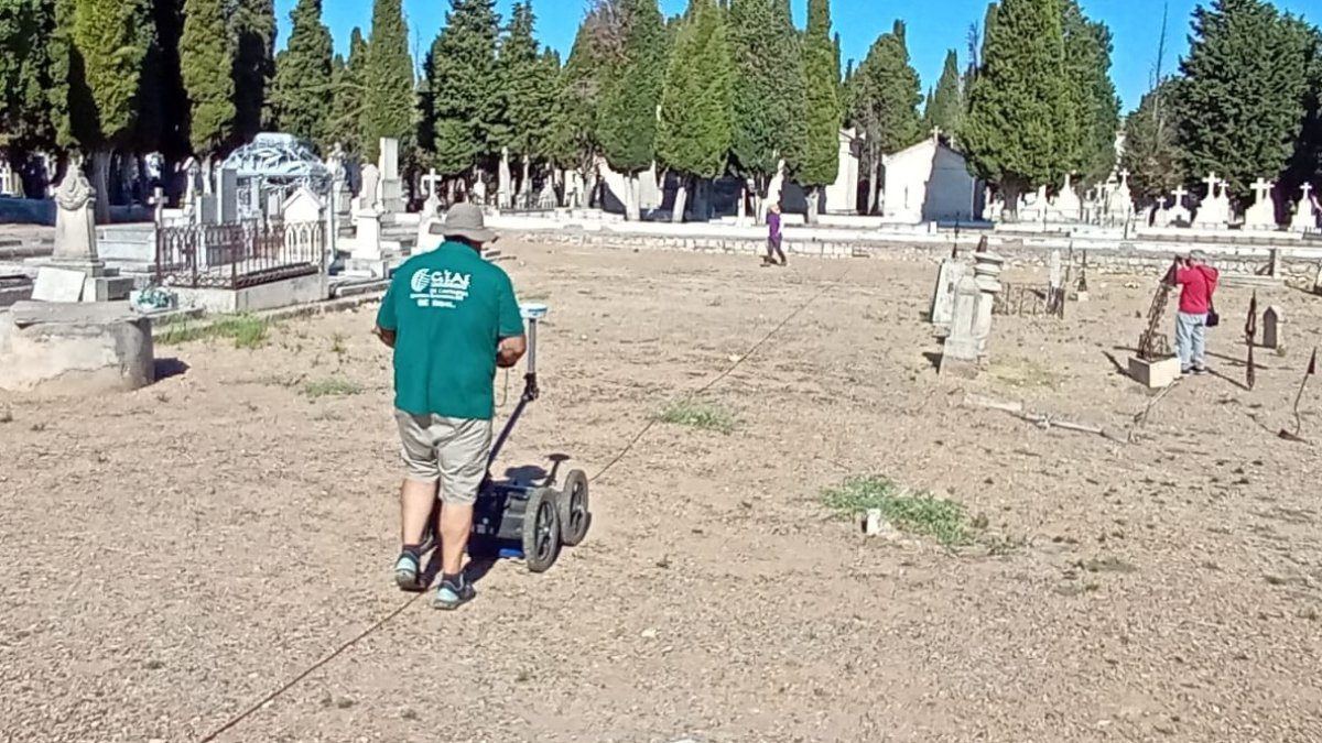 El georradar busca a 200 víctimas del franquismo bajo el cementerio de El Carmen